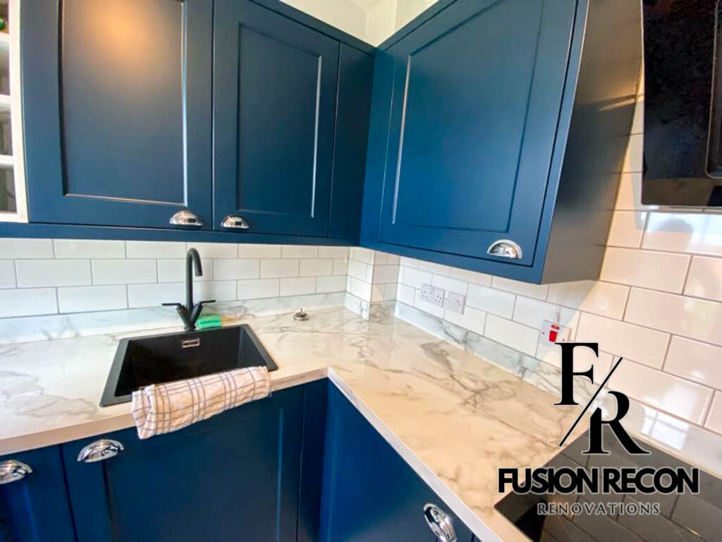 Custom kitchen design with navy blue cabinetry and quartz countertop – Putney SW15
