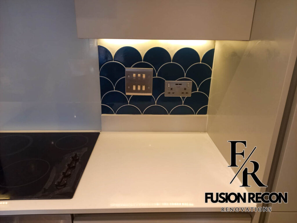 Modern kitchen splashback with fan-shaped tiles – Camden NW1